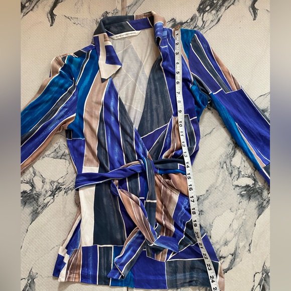 Diane Von Furstenber’s “Jill”in STUNNING Metropolis Print Blouse 💯% SILK💜💙S/M - Picture 2 of 13
